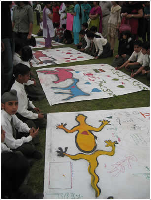 Children surround the border pieces, assembled in large circles at Jalianwala Bagh